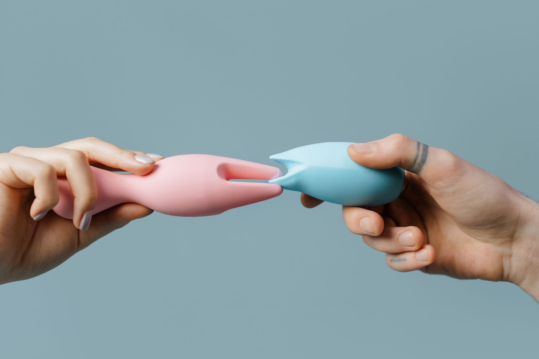 Gelber Lemon-Vibrator umgeben von geschälten Bananen auf gelbem Hintergrund, die Frische und sensorisches Vergnügen darstellen